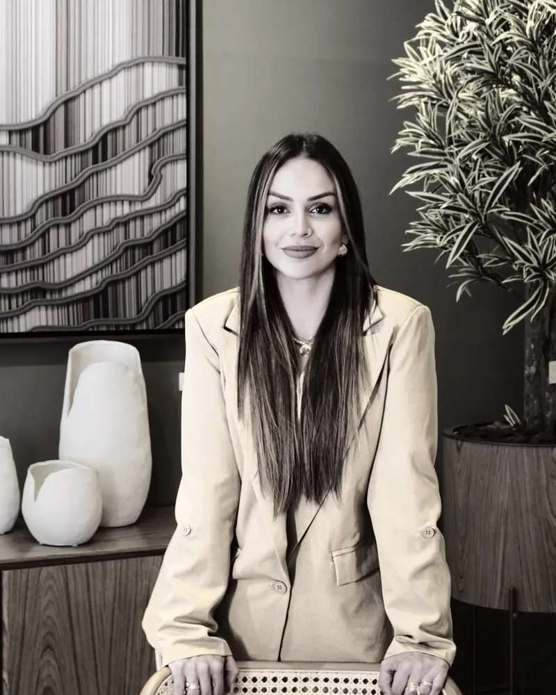Vick Gouvea, idealizadora e apresentadora do ElaPod Podcast